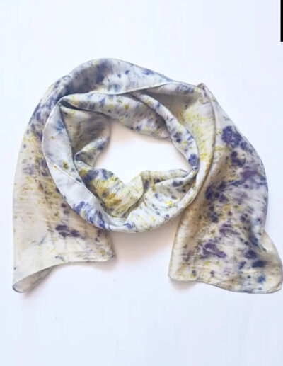 Scarf with flower print.